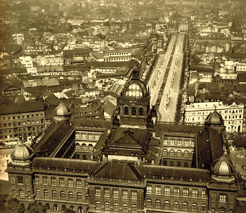 Letecký pohled na Václavské náměstí a Národní muzeum