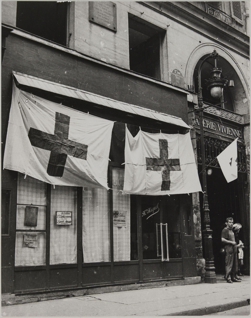 Calicots de la Croix-Rouge, rue de la Banque, à côté de l'entrée de la Galerie Vivienne