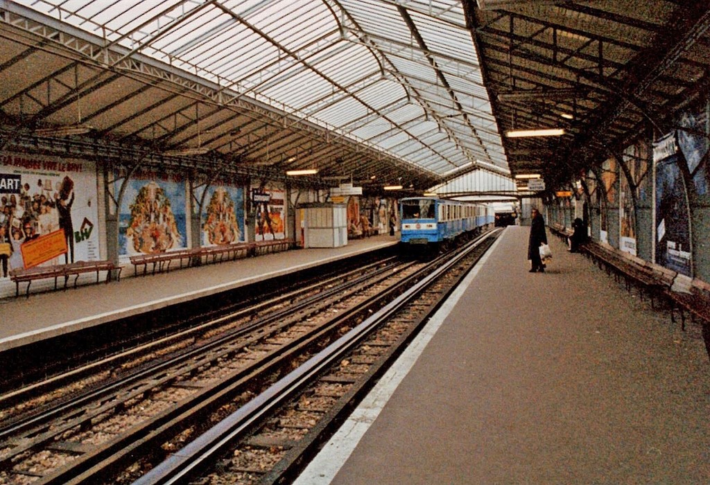 La station Corvisart. Vue des quais et de l'entrée du tunnel vers Place d'Italie