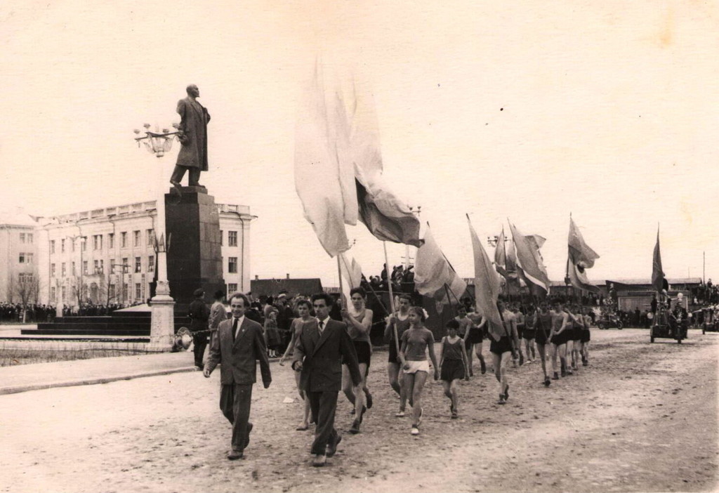 Спортсмены на первомайской демонстрации на площади Ленина