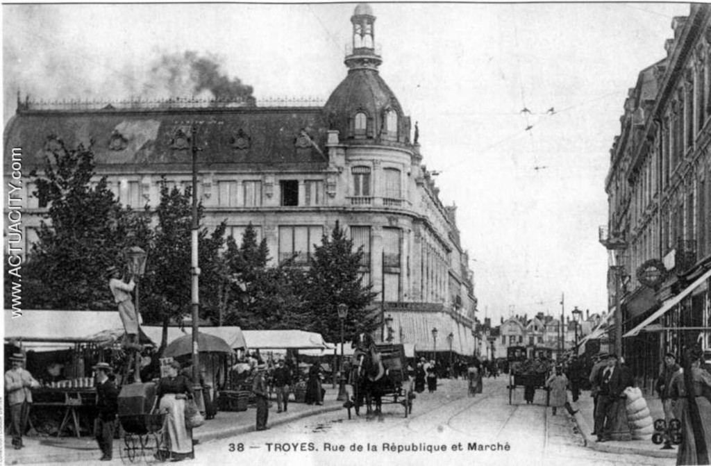 TROYES - La Rue de la République et le Marché