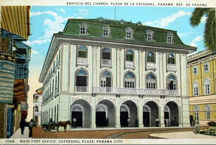 Ciudad de Panama. Edificio Correo. La plaza de la catedral