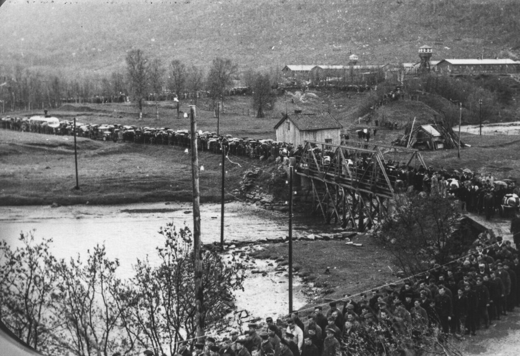 De døde fra Arnøy-tragedien føres til Tromsdalen gravlund i juni 1945