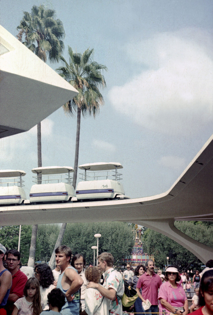 Queue to the Star Tours