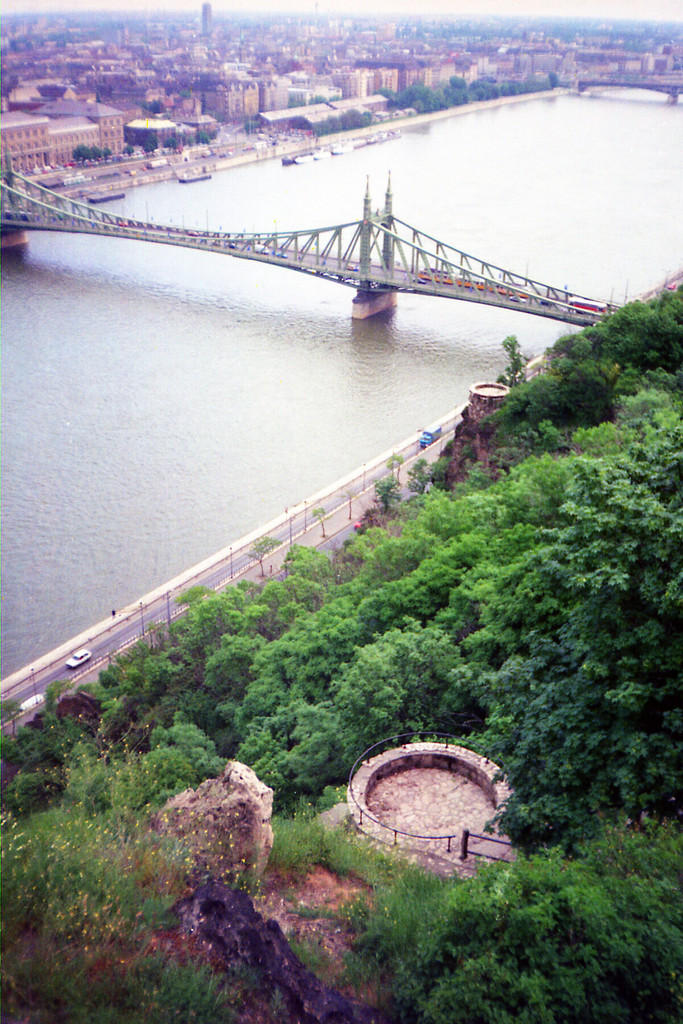 Kilátás a Gellért-hegyről a Szabadság híd Felé (kilátás a Gellért-hegy a Szabadság-híd)