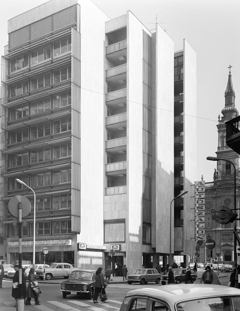 A Martinelli téri irodaház és jobbra a Belvárosi Szent Anna-temploma Kristóf tér felől nézve