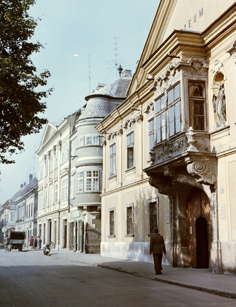 Széchenyi tér, Xantus János Múzeum (Apátúr ház)