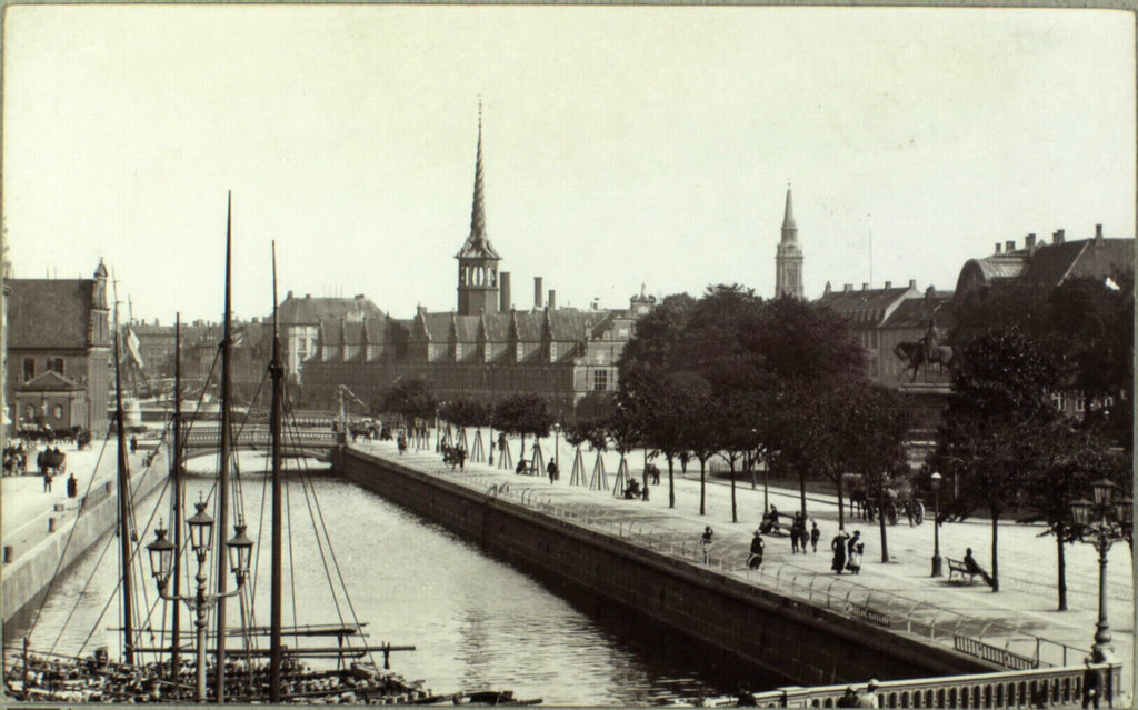 Slotsholmskanalen with Holmens Bro. Slotspladsen og Børsen