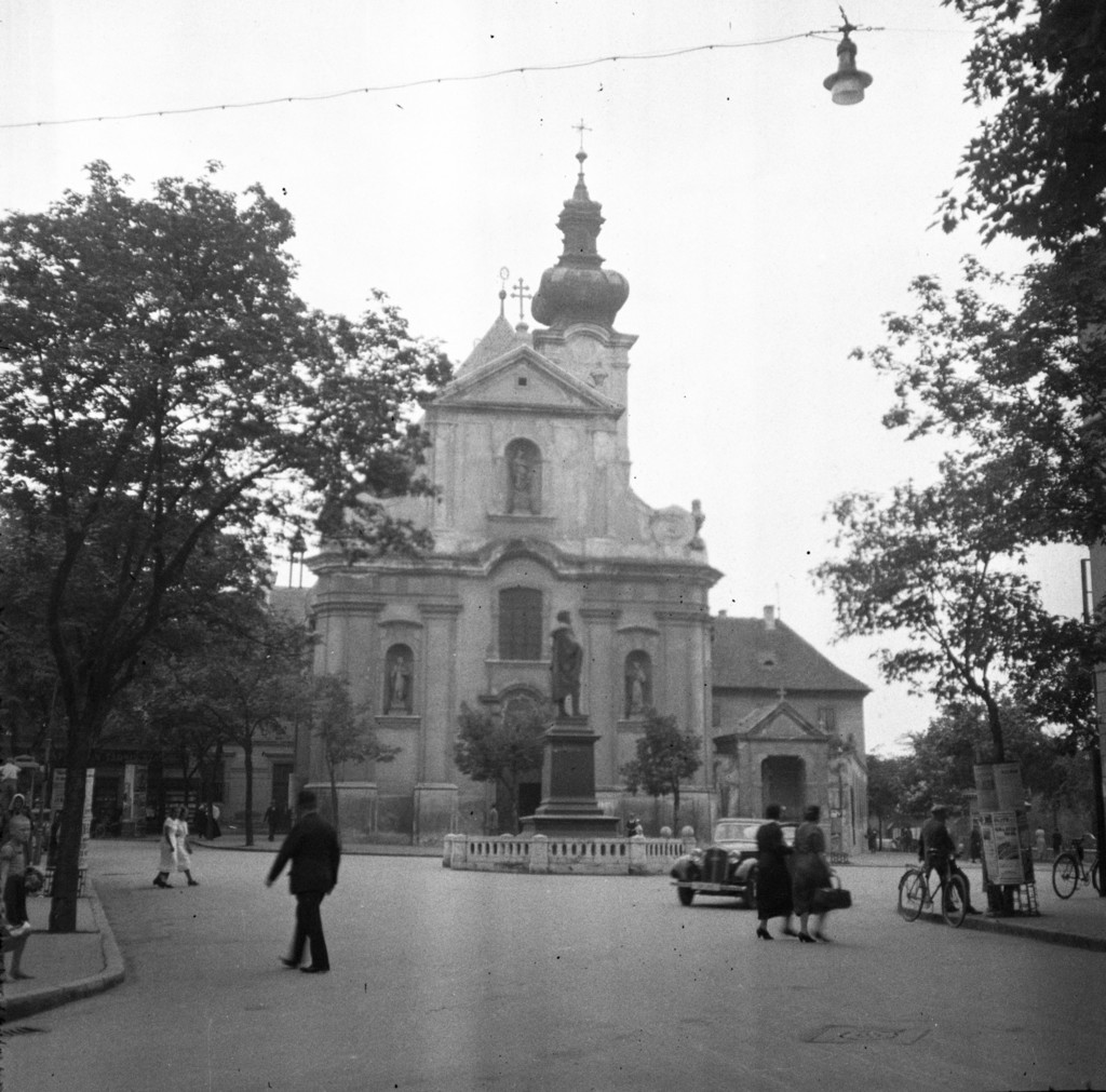 Bécsi kapu tér, Karmelita templom, előtte Kisfaludy Károly szobra