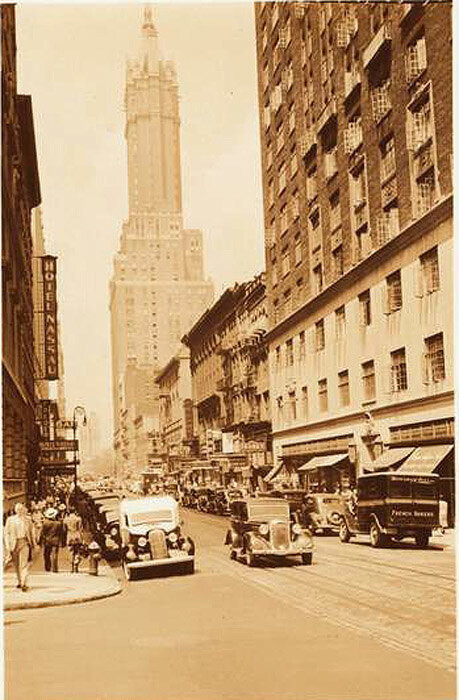 59th Street, west from Park Avenue. In the right background is the Hotel Sherry-Netherland