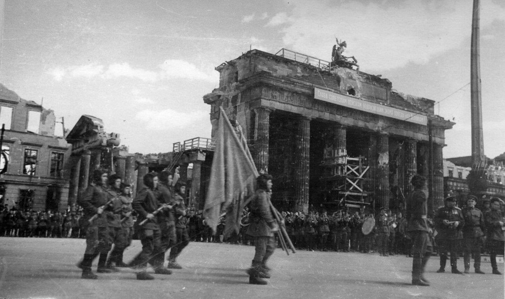 Sowjetische Truppen auf der Parade. Branderburger Tor