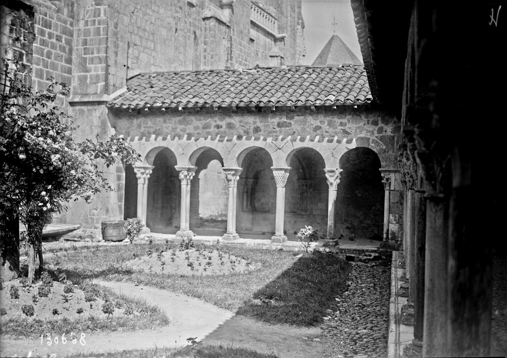 Cloître de l'abbaye de Saint-Bertrand-de-Comminges