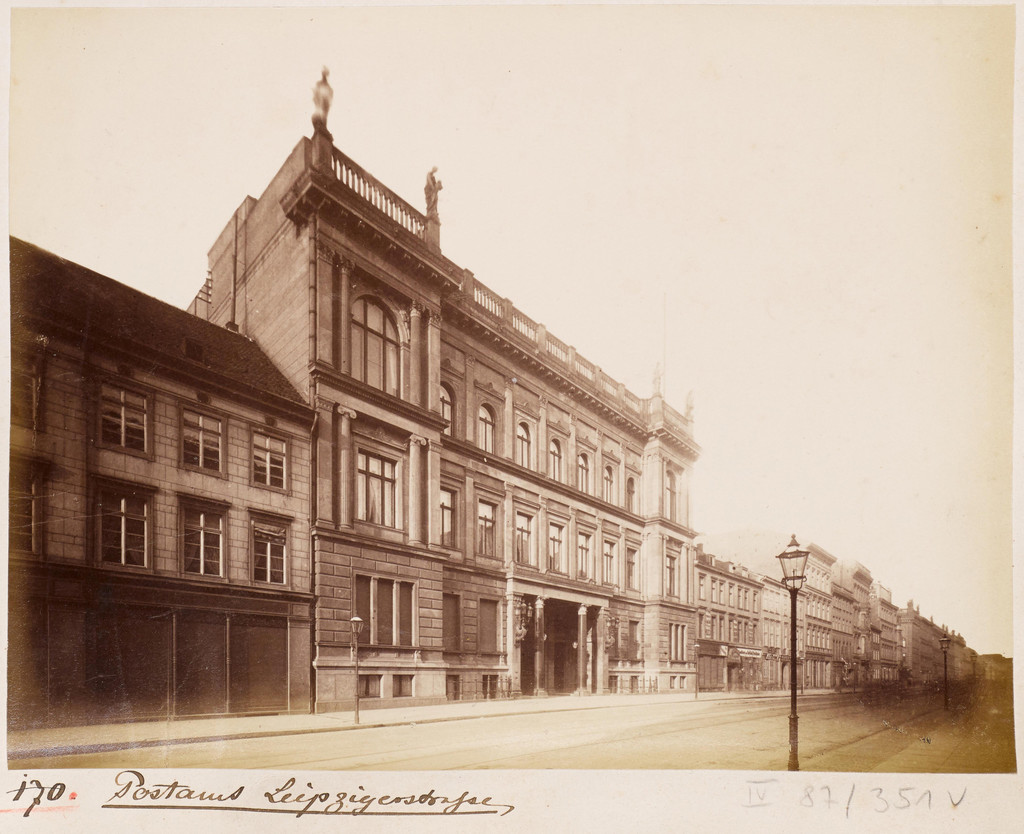 Blick von Nordosten auf das Generalpostamt in der Leipziger Straße 15