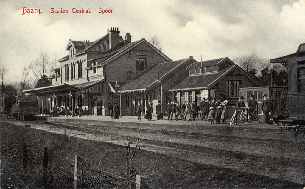 Gezicht op de perronzijde van het N.C.S.-station Baarn te Baarn (Baarn Buurtstation)