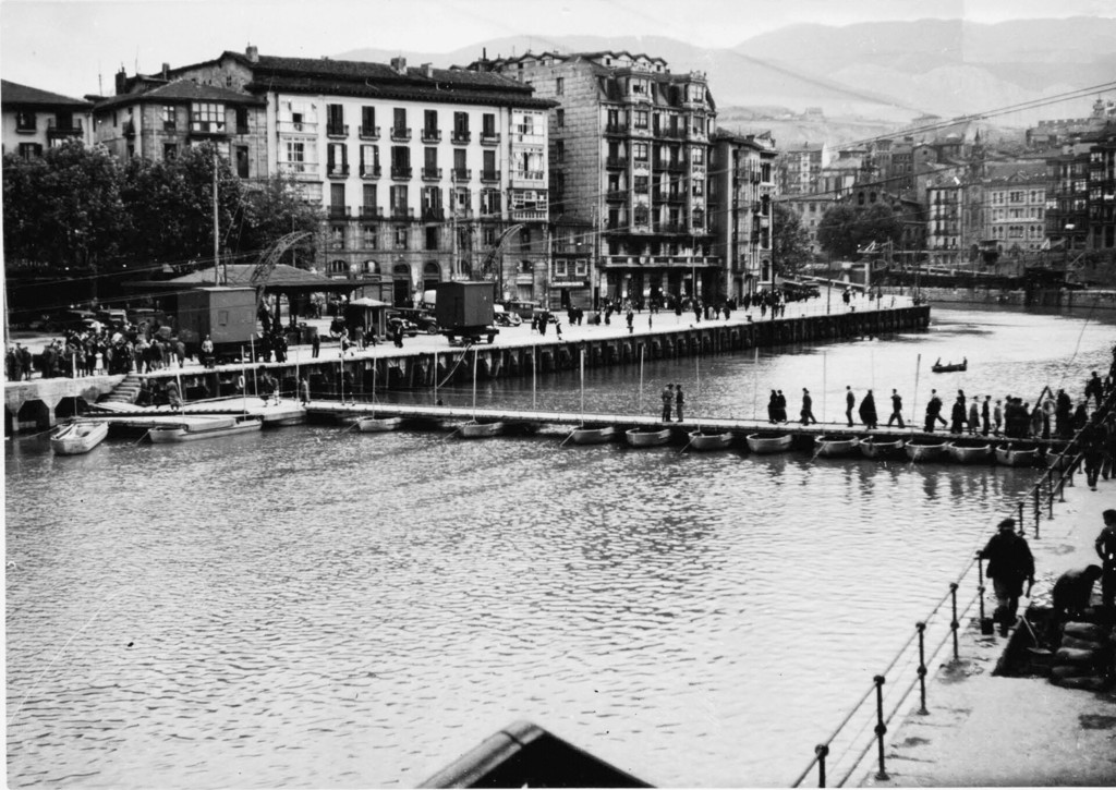 Bilbao. Pasarela construida para facilitar la circulación del público