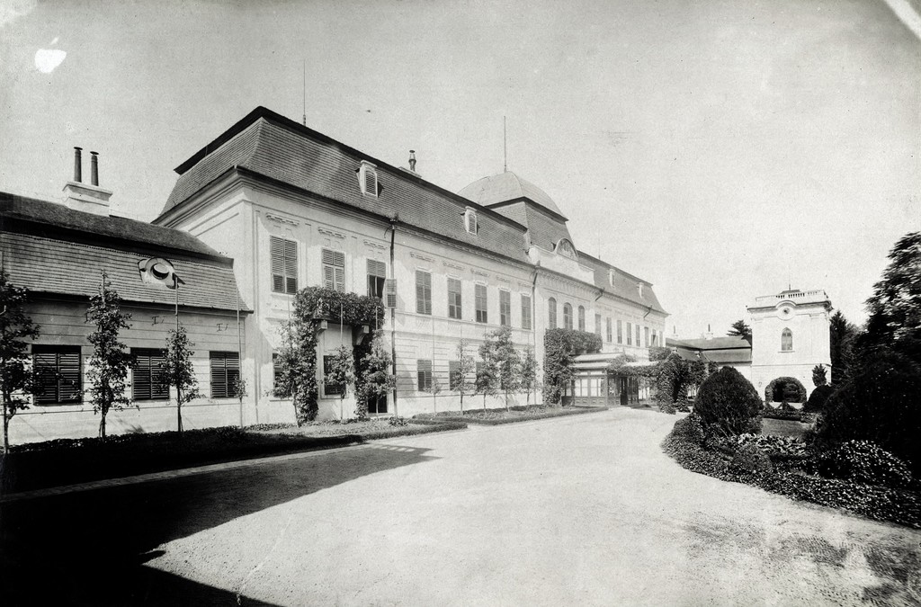 Gyula. A Harruckern-Wenckheim-Almásy-kastély oldalnézete