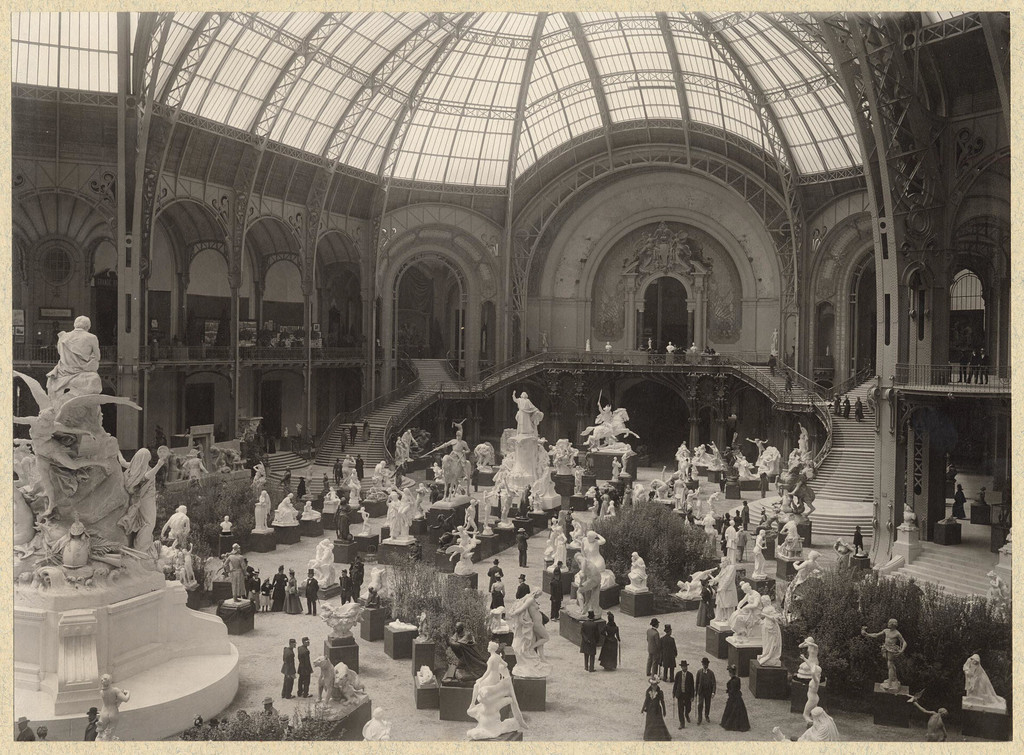Exposition Universelle de 1900: les sculptures au pied de l'escalier d'honneur du Grand Palais