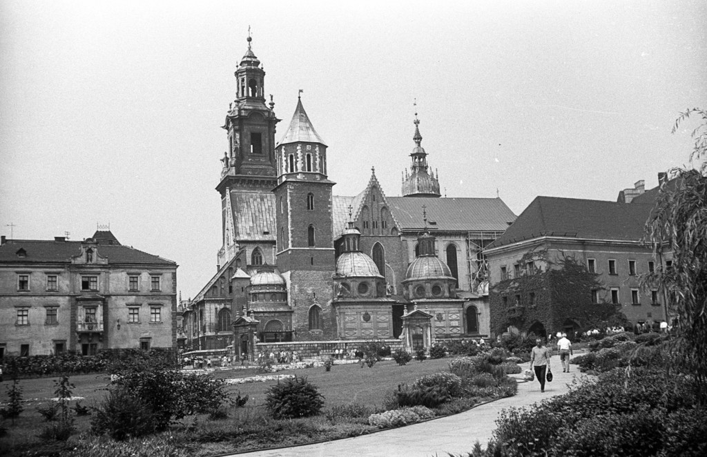 Pałac Królewski (Wawel), pośrodku katedry św. Saniszla i św. Wacława