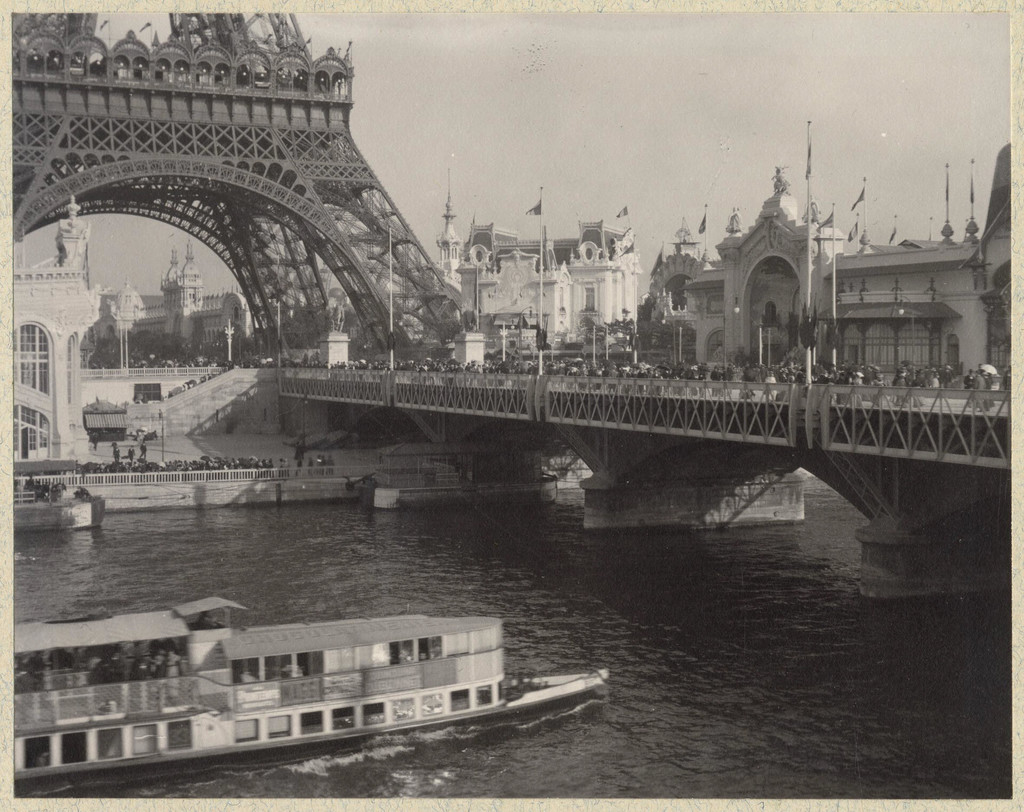 Exposition Universelle de 1900: la tour Eiffel et le pont d'Iéna élargi