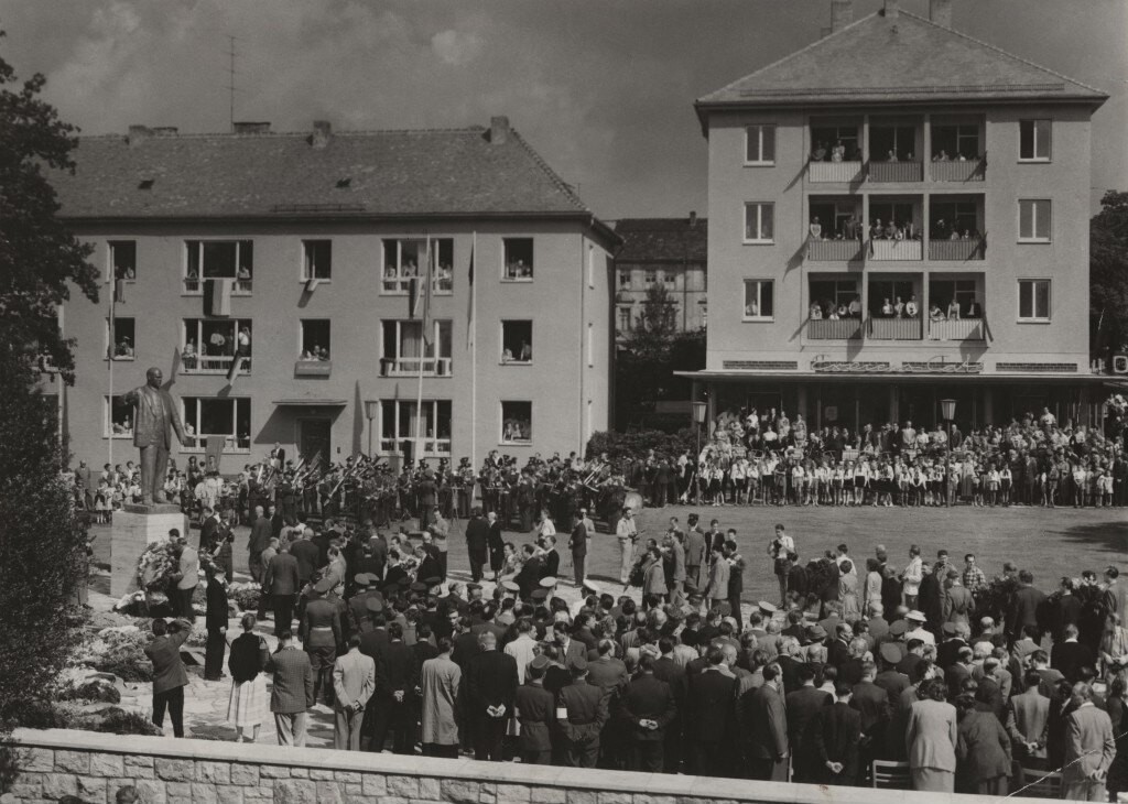 Einweihung des Thälmann-Denkmals am Platz der 56000, heute Buchenwaldplatz
