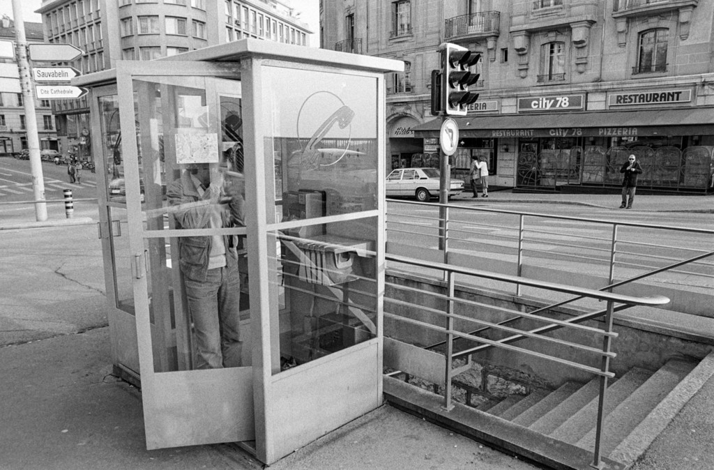 Une cabine téléphonique, Rue de Langallerie à Lausanne