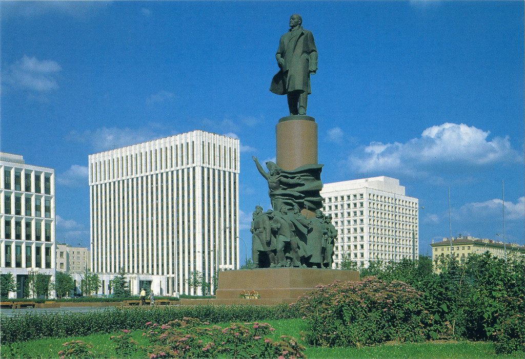 Памятник В.И. Ленину на Октябрьской площади