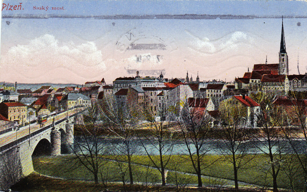 Pohled na střed města od severu se Saským mostem