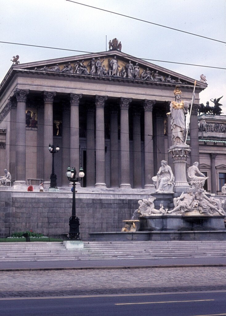 Das Parlament und der Pallas-Athene-Brunnen