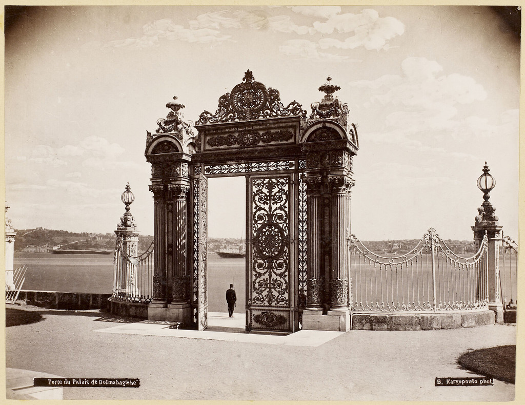 Konstantinopolis. Dolmabahçe Sarayı Kapısısı