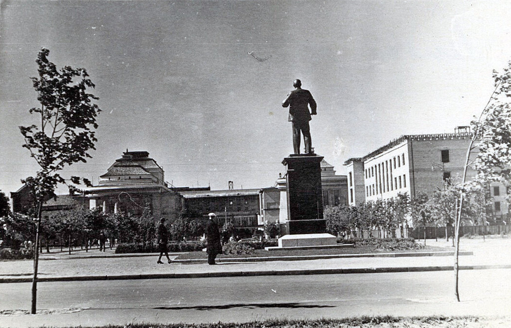 V.I.Lenini ausammas seljatagant, tagaplaanil teater 