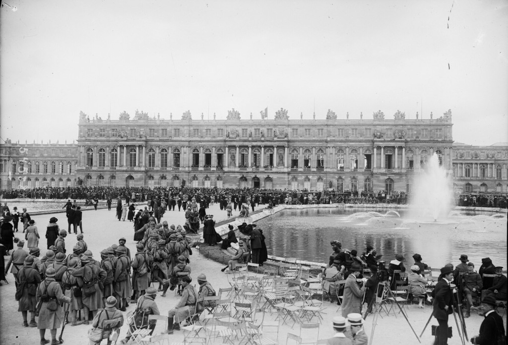 Foule autour des parterres d'eau du château de Versailles