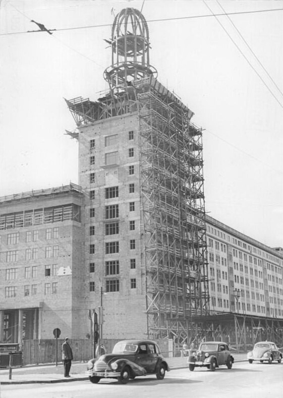 Stalinallee: Blick auf das Hochhaus (Südseite)