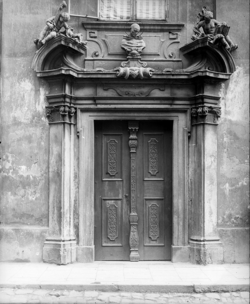 Heiligenkreuzerhof: Abteigebäude. Portal mit Büste des Heiligen Bernhard frontal