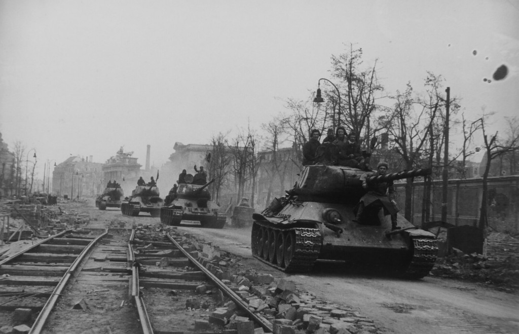Säule der sowjetischen T-34-85 Panzer auf der Göring-Straße in Berlin