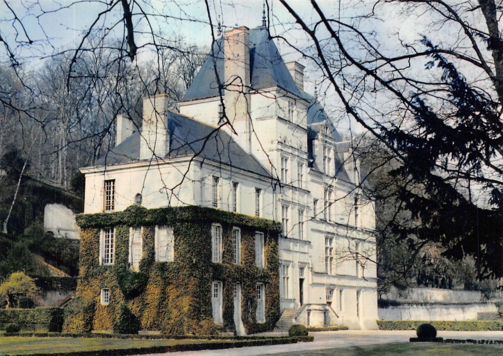 Poncé-sur-le-Loir. Le Château. La façade vue de l'entrée
