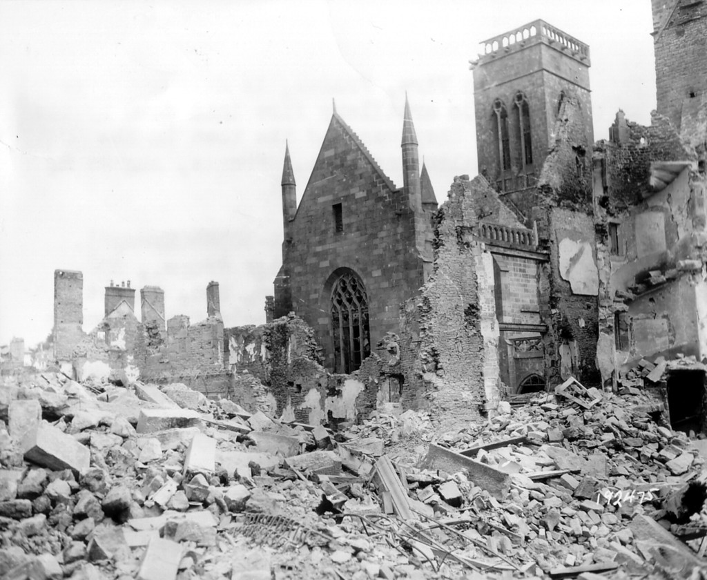 L'église Notre-Dame de Vire entourée de ruines
