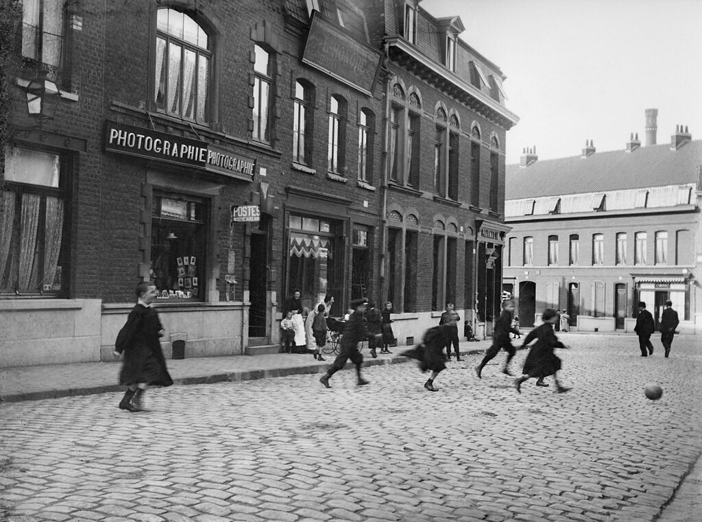 Rue du Moulin. Enfants jouant au football