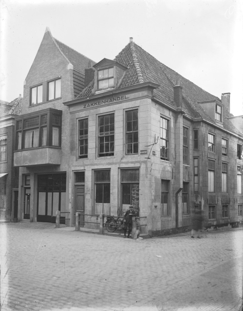 Gevels waaronder nr. 10 Zakkenhandel (later nr. 12, hoek Torenburg)