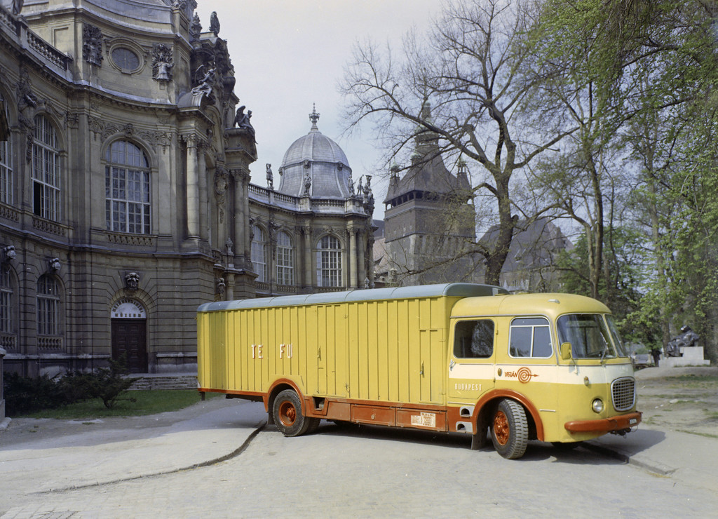 Vajdahunyad vára, egy Skoda 706 RTO típusú teherautó a Mezőgazdasági Múzeum előtt