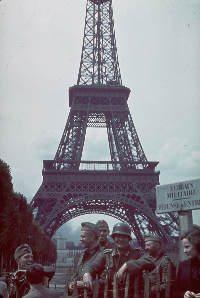 Soldats allemands près de la tour Eiffel