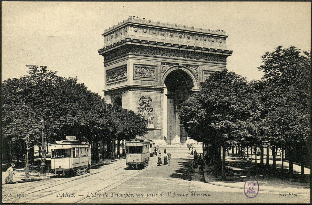 L'Arc de Triomphe. Vue prise de l'Avenue Marceau