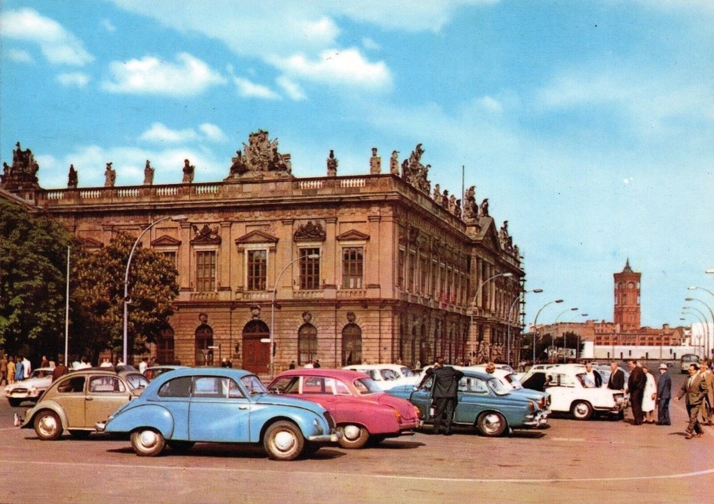 Ost-Berlin. VW Käfer, IFA F9 und Wartburg-311