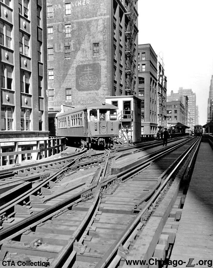 A Garfield Park train enters the Loop through the temporary Tower 22