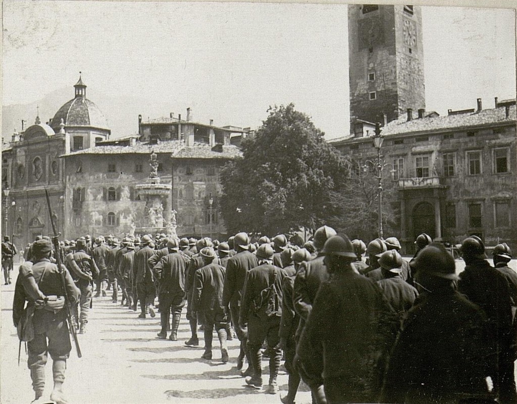 Trento, Prigionieri Italiani in Piazza del Duomo