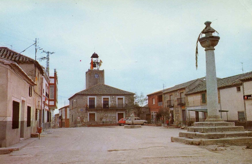 Mazarambroz, plaza y ayuntamiento