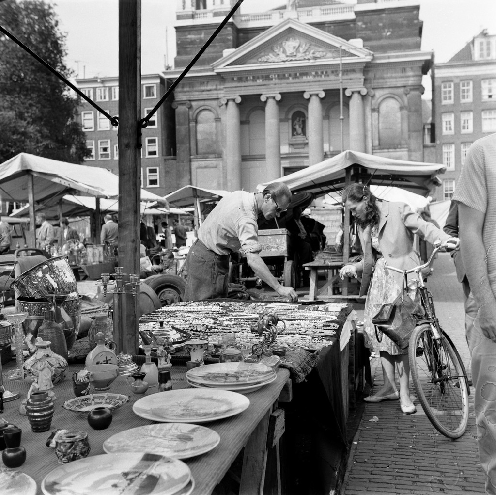 Markt op het Waterlooplein, gezien naar de Mozes en Aäronkerk