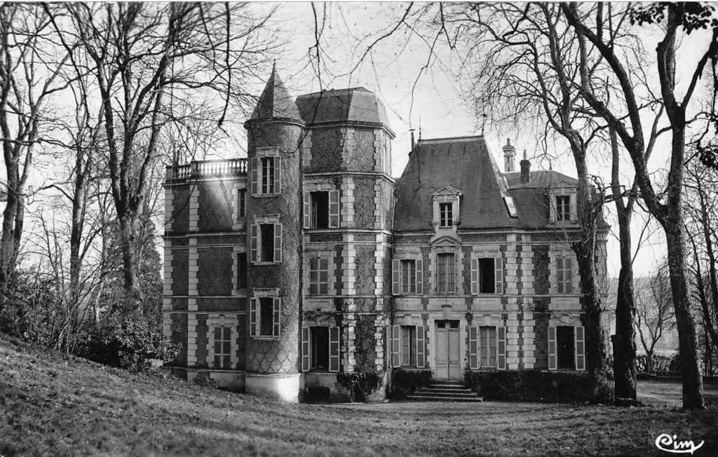 Environs de Bessé-sur-Braye. La Chapelle-Huon. Château de Vilhémon