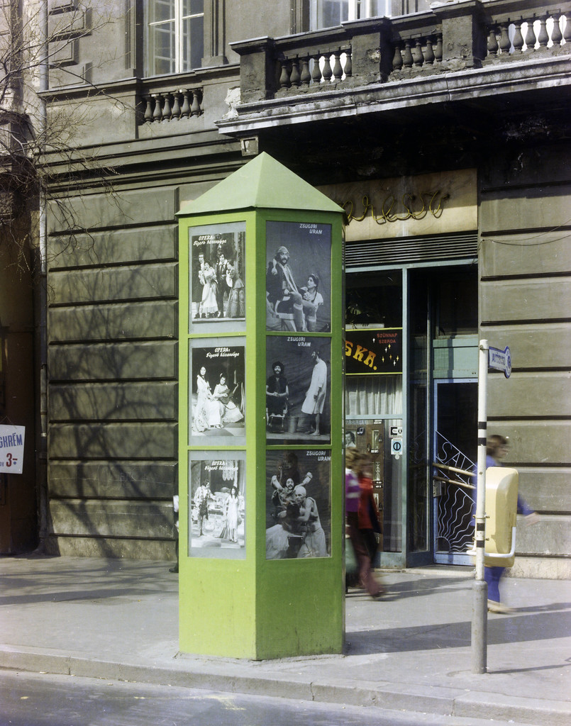 Andrássy út (Népköztársaság útja), színházak műsorát hirdető plakátok a 48-as számú ház előtt