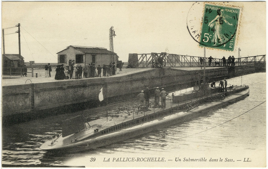 La Pallice-Rochelle. Un Submersible dans le Sas