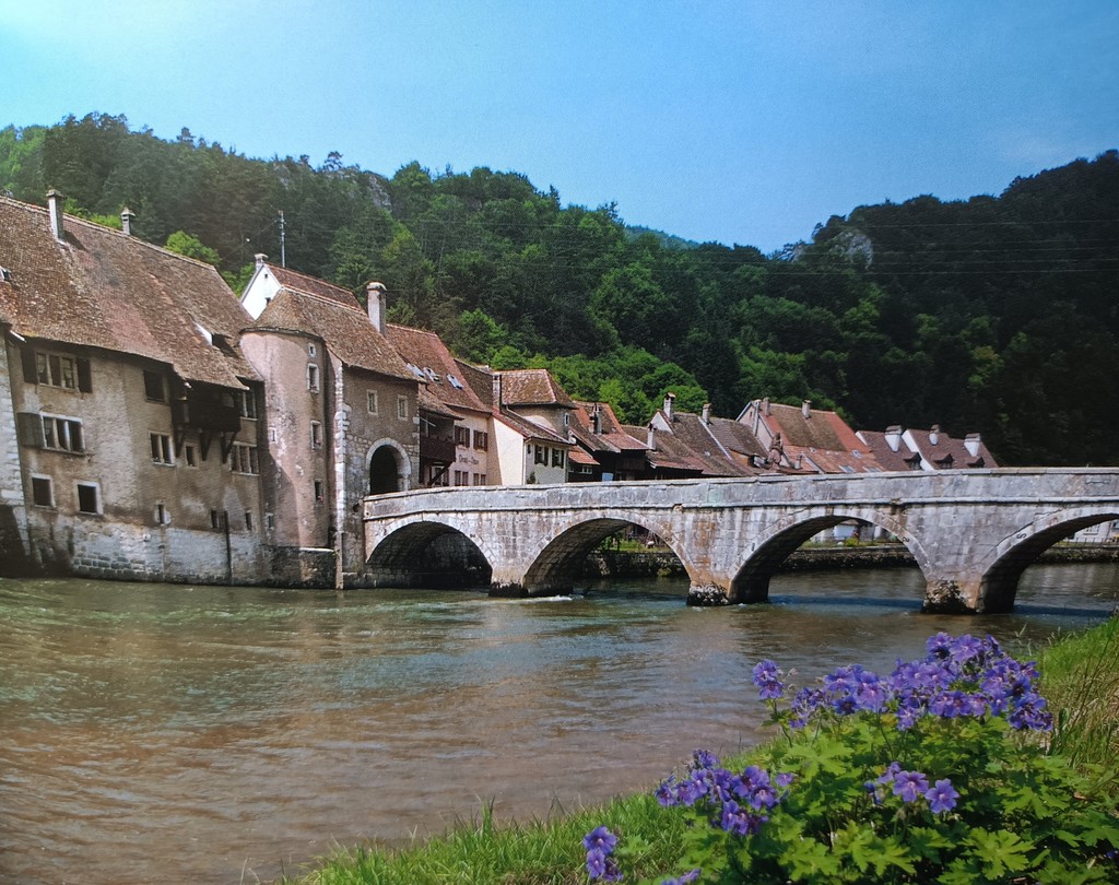 St. Ursanne mit der Brücke über den Doubs